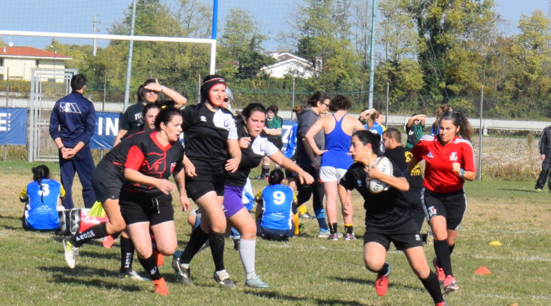 In una immagine di repertorio, un'azione di gioco della squadra femminile Seniores di Rugby Mirano