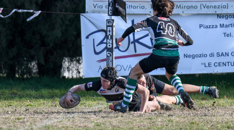 Un'azione di gioco dell'Under 16 durante l'incontro Mirano - Selvazzano di domenica scorsa 14 gennaio. Foto Claudio Castelli.