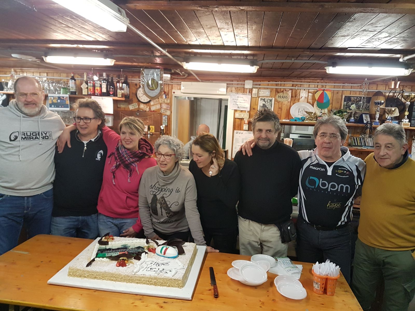 I famigliari di Kela e la torta in suo onore.