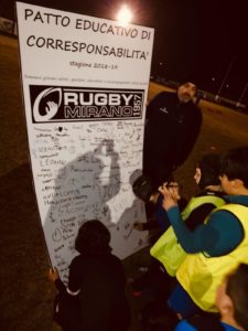 il momento della sottoscrizione del Patto Educativo di Corresponsabilità da parte dei giovani atleti di Rugby Mirano 1957 ASD